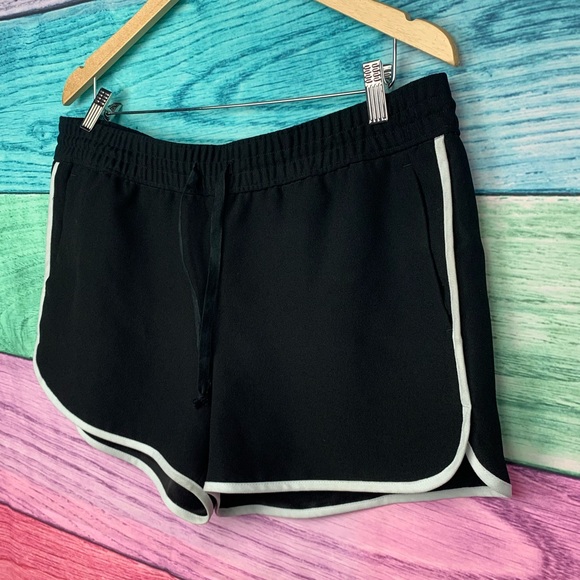 🖤BANANA REPUBLIC black and white sporty classy shorts - Picture 4 of 10